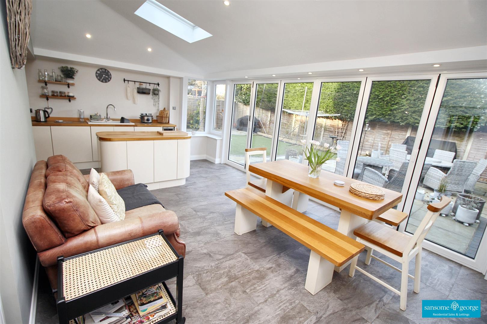 4 bed property in Hayfield Close, Reading